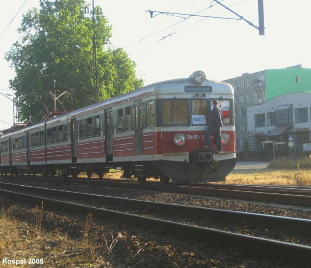 31.07.2008 Ciekawostka - chłop na zderzaku EN57 w składzie Woodtockowego dodatku z Rzeszowa.