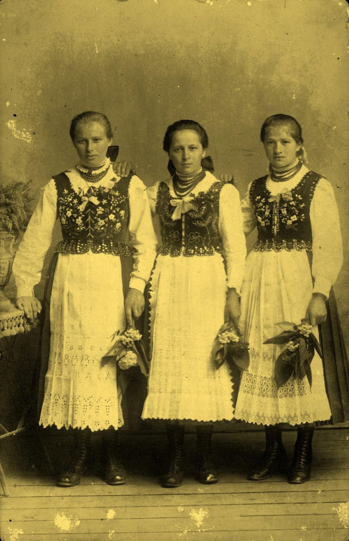 To zdjęcie husowskich panienek w strojach krakowskich z roku 1917
