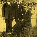 Na zdjęciu koledzy mojego ojca, od lewej Podolec Piotr, Styś Józef, i Podolec Jan, znany husowski stolarz tamtych czasów
Zdjęcie z roku 1920