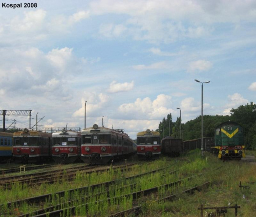 03.08.2008 (KoB) zbiór EN57 z różnych stron Polski, a obok tamara TEM2-122 włsność CTL.