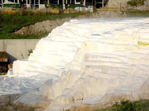 Skała Wapienna utworzona przez wodę z odwiertu o temperaturze 66"C
