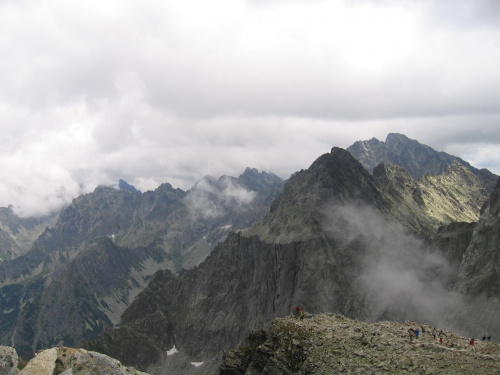 Chmury poszły odrobinę w górę i panorama się powiększa #Góry #Tatry