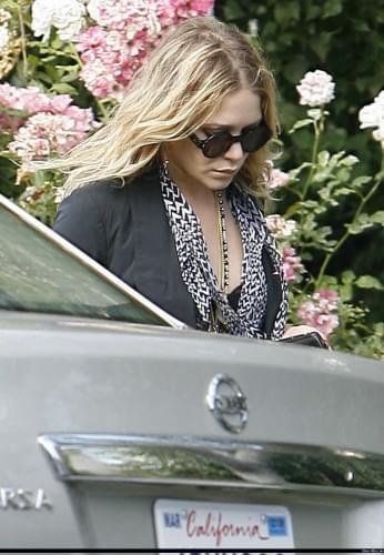 MK leaving a friends house in Hollywood-paprazzi lipiec 2008