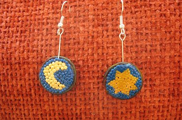 Kolczyki wykonane techniką mozaikową dwustronne #biżuteria #kolczyki #słońce #księżyc #mozaika #MasaTermoutwardzalna #modelina