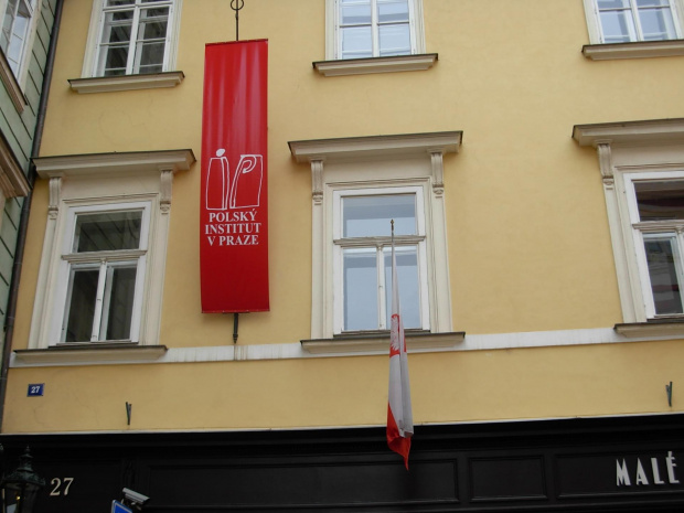 Instytut Polski w Pradze :) a obok niego, po lewej jest dobra winiarnia :P
