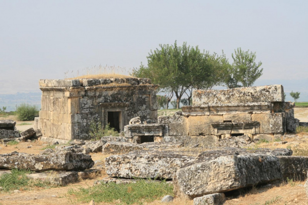 Hierapolis, Nekropola północna - chorzy tak licznie przybywający do leczniczych źródeł Pamukkale nie zawsze wracali do domów po odbytej kuracji... Jeden z największych cmentarzy Anatolii