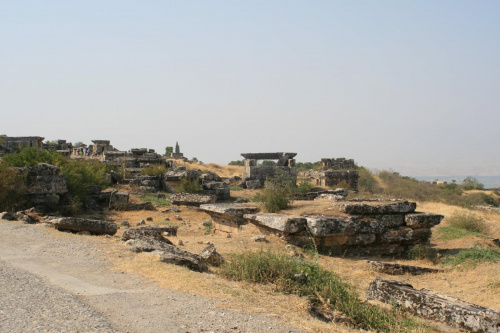 Hierapolis, Nekropola północna - chorzy tak licznie przybywający do leczniczych źródeł Pamukkale nie zawsze wracali do domów po odbytej kuracji... Jeden z największych cmentarzy Anatolii