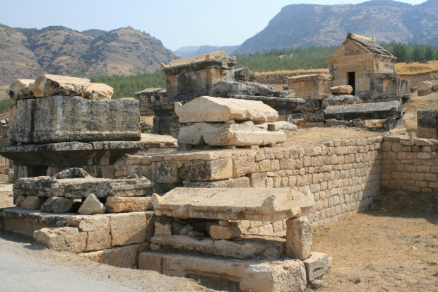 Hierapolis, Nekropola północna - chorzy tak licznie przybywający do leczniczych źródeł Pamukkale nie zawsze wracali do domów po odbytej kuracji... Jeden z największych cmentarzy Anatolii