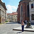 Agata na ulicy Kanonia na tyłach bazyliki archikatedralnej Męczeństwa Świętego Jana Chrzciciela na Starym Mieście, w oddali brama w której znajdowała się ostatnia barykada powstańcza na Starym Mieście w czasie Powstania Warszawskiego.