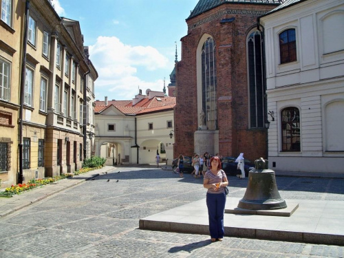 Agata na ulicy Kanonia na tyłach bazyliki archikatedralnej Męczeństwa Świętego Jana Chrzciciela na Starym Mieście, w oddali brama w której znajdowała się ostatnia barykada powstańcza na Starym Mieście w czasie Powstania Warszawskiego.