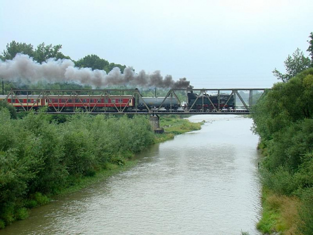 TKt48-18 z pociągiem specjalnym opuścił Wadowice i kieruje się w stronę Kalwarii Zebrzydowskiej Lanckorony. 14.07.2008 #parowozy #chabówka