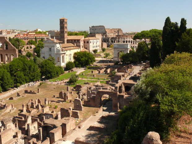 Forum Romanum, w głębi widać dzwonnicę Santa Francesca Romana, Łuk Tytusa i Świątynię Westy #Rzym