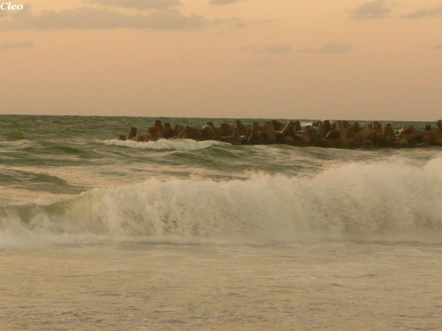 Niespokojne morze, fale bija o brzeg - Alex. 18.09.2008