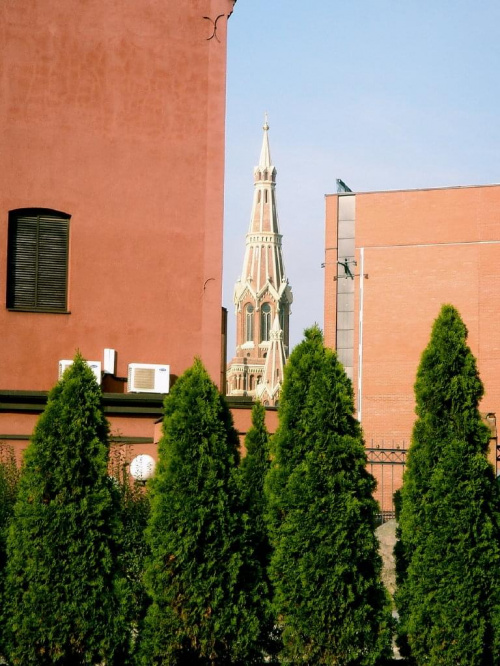 Wieża Kościoła JEzuitów w tle Galerii Łódzkiej