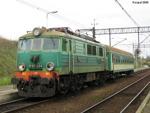 19.10.2008 EP07-434 stoi i czeka z wagonem Bd na przyjazd pociągu Moskwa Exspres.
