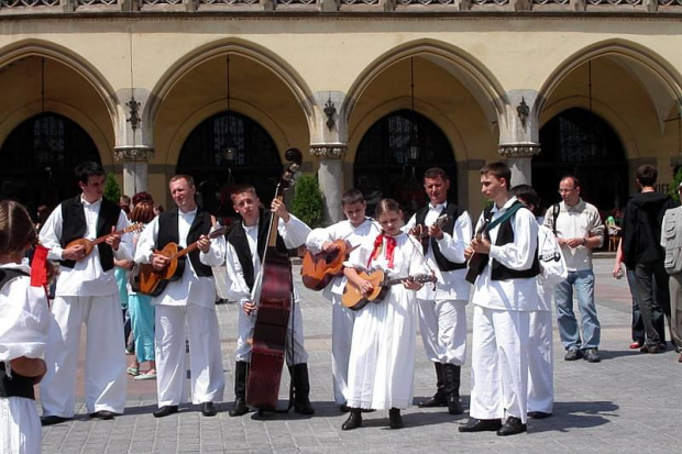 latem krakowski Rynek tętni życiem