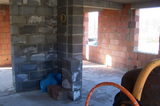 kominek a po prawej stronie kuchnia z dodatkowym oknem