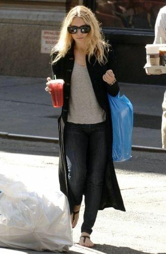 Ashley getting drinks at Starbucks in NYC-paparazzi sierpień 2008