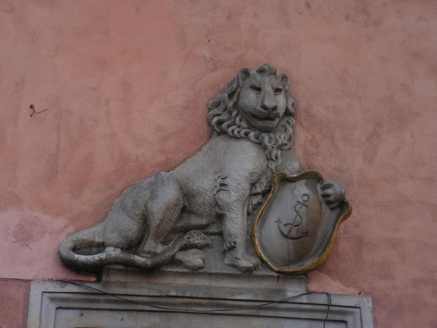 Lew na ścianie domu w Warszawie - płaskorzeźba nr 2 fota nr 3