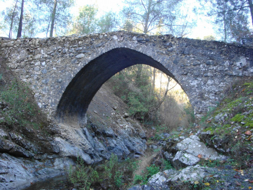 Cypr,Elia Bridge-średniowieczny wenecki most #Średniowieczny #most #kamienny #jesień #rzeczka #uroczy