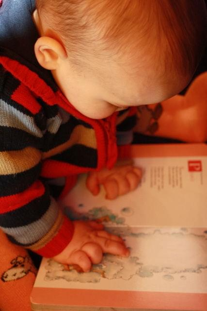 Mateusz uwielbia "czytać" książki:) #dziecko #książka