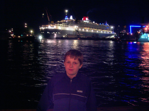 lato 2006 Hamburg, chyba najbardziej znany na Swiecie statek pasazerski : "Quenn Mary 2" i jej kolejne odswiezanie w doku