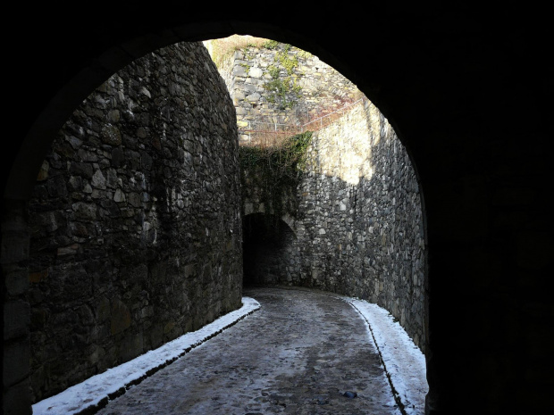Tunel pod ruinami.