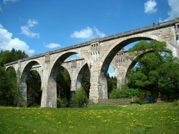 Mosty kolejowe w Stańczykach wybudowano w latach 1912- 1926. Mają 5 przęseł, długość ponad 200m, wysokość ok 40m. Są to najwyższe mosty w Polsce. Ponieważ stylistyka zdobień nawiązuje do rzymskich akweduktów, stąd rozpowszechniła się nazwa Akwedukty Pu...