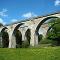 Mosty kolejowe w Stańczykach wybudowano w latach 1912- 1926. Mają 5 przęseł, długość ponad 200m, wysokość ok 40m. Są to najwyższe mosty w Polsce. Ponieważ stylistyka zdobień nawiązuje do rzymskich akweduktów, stąd rozpowszechniła się nazwa Akwedukty Pu...