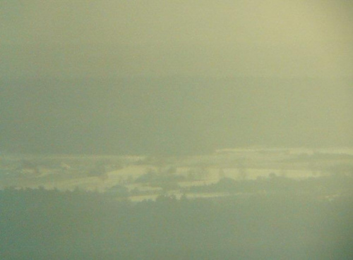 Jura Krakowsko-Częstochowska na horyzoncie widziana ze szczytu Góry Kamieńsk (ok.400m). Widok przez lornetkę (pow.10x) #GóraKamieńsk #panorama #zima