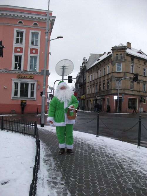 Ulicami Lubania przechadza się dziś zielony Mikołaj.Pozdrawiał wszystkich serdecznie i częstował cukierkami :)Tak i ja Was pozdrawiam serdecznie :)