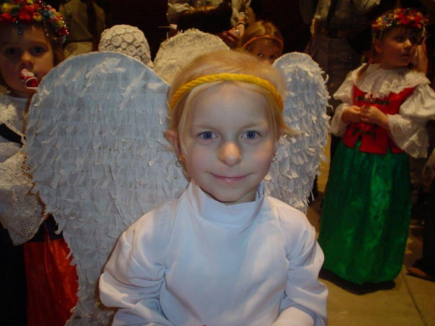 Córka po przedstawieniu #Dzieci #Teatr #Przedstawienie #Sztuka #Wigilie #Polska #Aktorzy #Harcerze