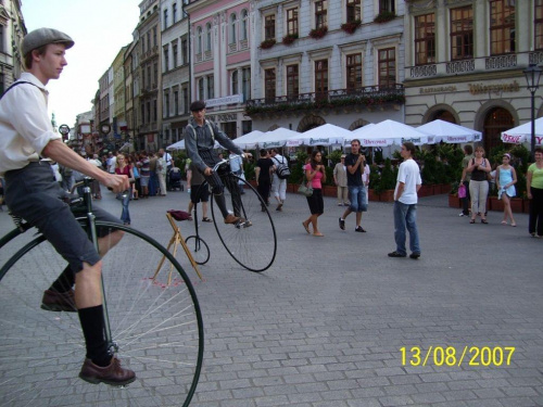 #Wawel #Kraków #Zabytki #Sukiennice #Rodzina #Rynek #Hejnał #KościółMariacki #Wieża #Smok #Pomnik