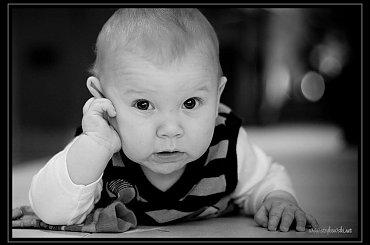 Mały zamyślony ;d #Dzieci #Pieski