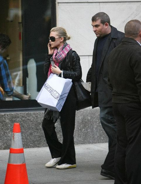 Ashley out and about in NYC-paparazzi listopad 2007