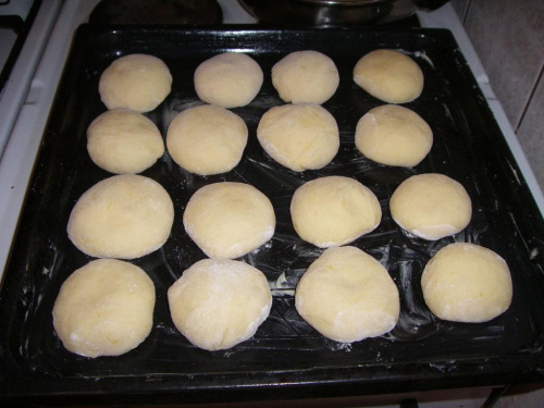 Bułeczki z serem przygotowane do pieczenia