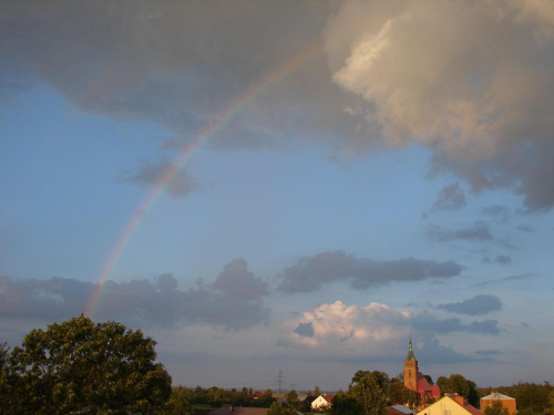 Tęcza nad Brzeźnicą, widok na kościół z dachu mojego domu #Widoczki #widoki #tęcza #panorama #Brzeźnica #kościół #niebo