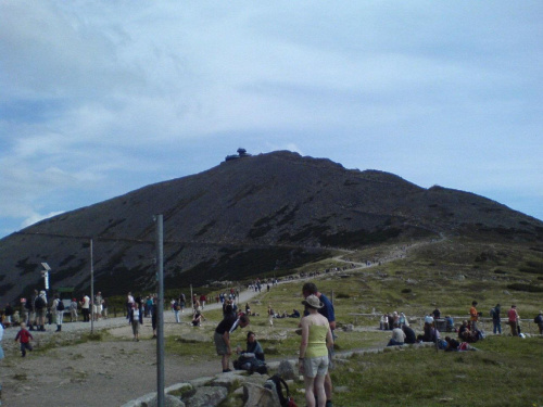 Widoczne są dwa szlaki prowadzące na szczyt.