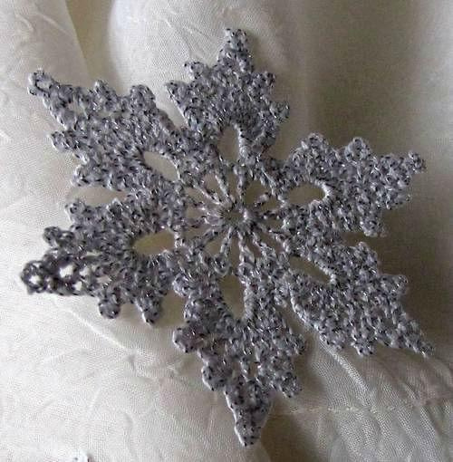 gwiazdka szydełkowa z nici bawełniano -metalicznej, bardzo cieniutkiej. #gwiazdki #koronka #OzdbyŚwiąteczne #rękodzieło #szydełko #śnieżynki