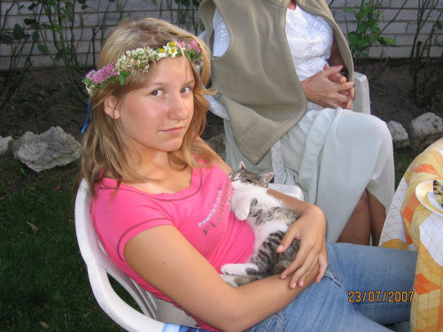 Ania z małym kotkiem