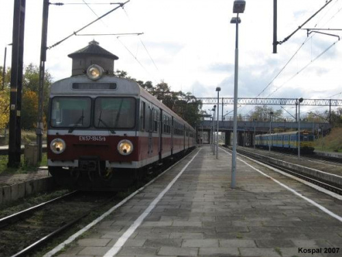 EN57-1945 z pociągiem osobowym do Szczecina Gł oczekuje na godzinę odjazdu.