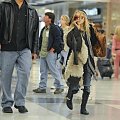 MK arrives from New York into Los Angeles airport-paparazzi listopad 2007