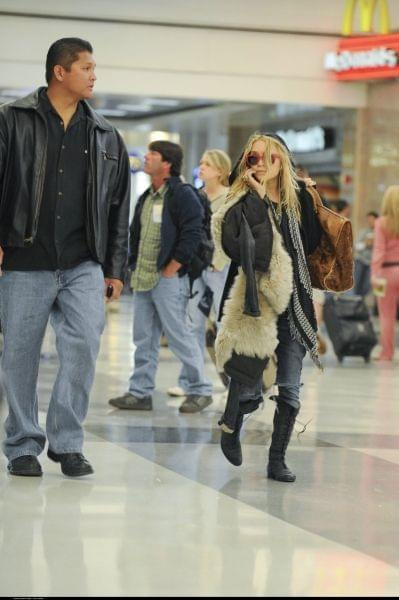 MK arrives from New York into Los Angeles airport-paparazzi listopad 2007