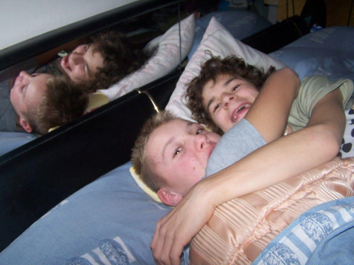 lluki and jamal is loveing in the bed
