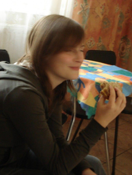 Za to Daria zaraz po wejściu do pokoju zaspokoiła swój głód kanapką z serem (widać wyraźne zadowolenie na jej twarzy)