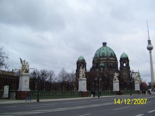 Figurki na moście z widokien na Katedrę Berlińską #Berlin #Katedra #Most #Muzea #Rzeka #Zabytki