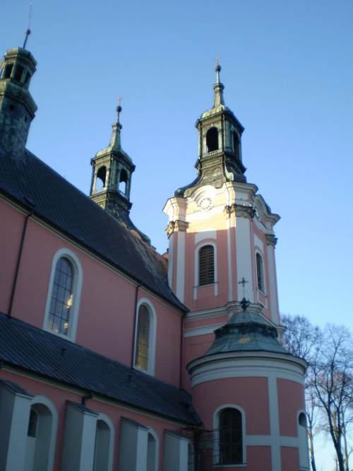 1.Do jednych z ciekawszych zabytków architektury w województwie lubuskim zalicza się zespół klasztorny w Gościkowie - Paradyżu , który zarazem stanowi największe założenie pocysterskie w regionie .