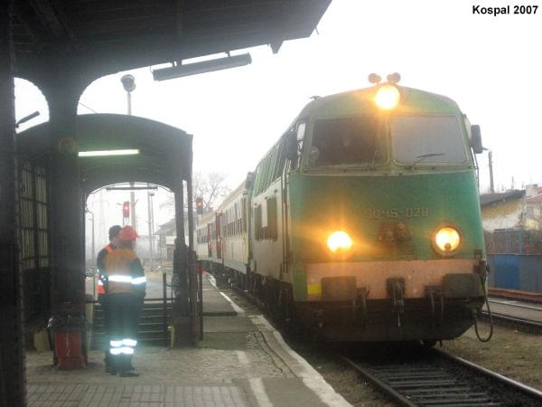 21.12.2007 SU45-028 z pociągiem pośpiesznym Kopernik do Warszawy Wsch. #PKP #SU45 #Kopernik #Kostrzyn