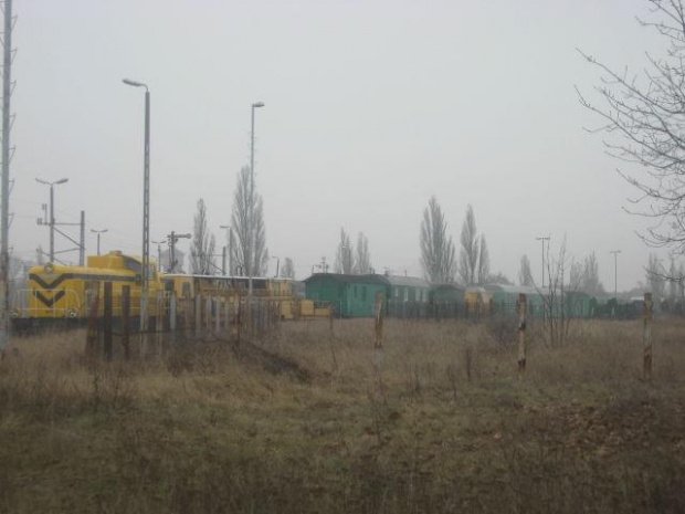 21.12.2007 Maszyny torowe do naprawy toru nr:3 w Kostrzynie.
Na przodzie widoczna SM42-2648.