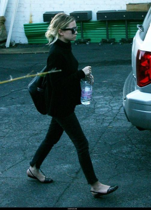 Ashley leaving Neil George Hair Salon-paparazzi grudzień 2007